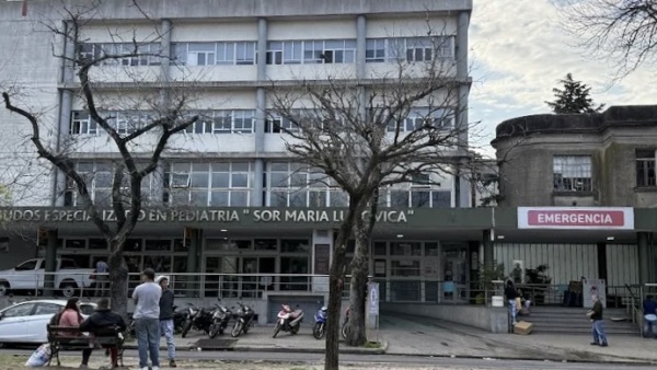 Una nena fue atropellada por una moto en La Plata y el conductor escap&oacute;: buscan identificarlo por las c&aacute;maras