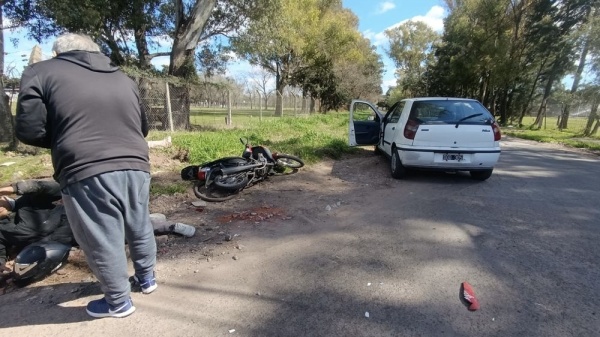 Un motociclista de 18 a&ntilde;os result&oacute; herido tras un choque con un auto en La Plata