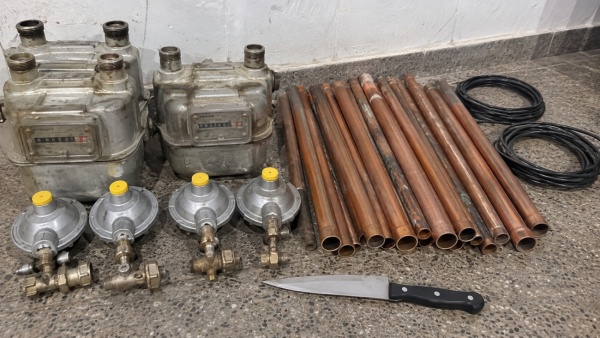 Dos vecinos atraparon en La Plata a un joven acusado de robar medidores de gas y amenazarlos con un cuchillo