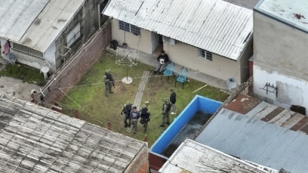 Un polic&iacute;a bonaerense estaba pr&oacute;fugo por narcotr&aacute;fico desde 2020 y lo encontraron escondido en la casa de sus padres