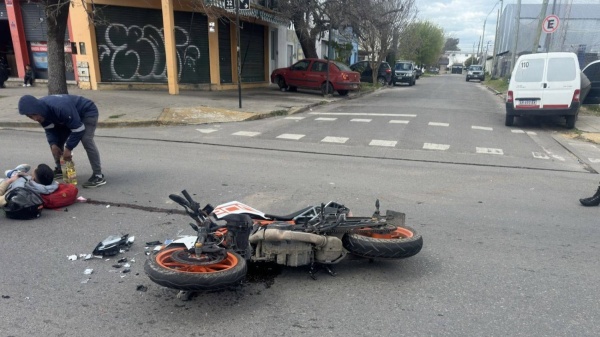 Fuerte choque entre una moto y una camioneta en La Plata: un joven de 25 a&ntilde;os termin&oacute; internado