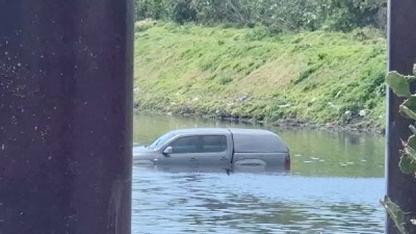 Robaron una Amarok a la salida de un cajero en La Plata y horas despu&eacute;s apareci&oacute; en el Arroyo El Gato
