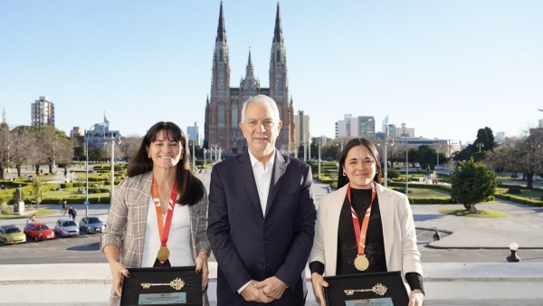 Alak declar&oacute; ciudadanas ilustres y les entreg&oacute; la llave de La Plata a las Leonas platenses Majo y Vicky Granatto