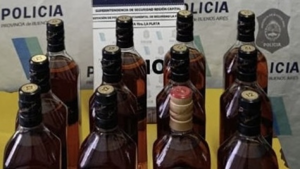 Dos mujeres quisieron llevarse 12 botellas de whisky de un hipermercado de La Plata ocultas entre la ropa