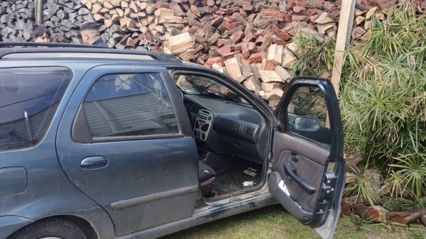 Perdi&oacute; el control, cruz&oacute; la avenida 520 y termin&oacute; incrustado contra una maderera en La Plata