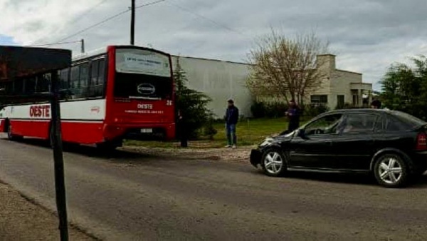 Choque entre un auto y un micro de la L&iacute;nea Oeste en La Plata dej&oacute; a un polic&iacute;a herido