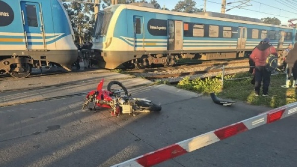 Un joven motociclista de 19 a&ntilde;os muri&oacute; tras ser embestido por el tren Roca en La Plata