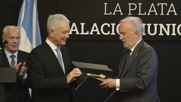 Alak distingui&oacute; en La Plata al director de la Real Academia Espa&ntilde;ola y le entreg&oacute; la Llave de la Ciudad