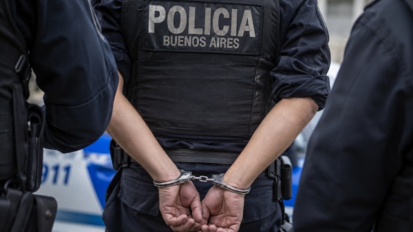 Un polic&iacute;a bonaerense termin&oacute; detenido en Berisso: estaba armado con un cuchillo y atac&oacute; a los efectivos