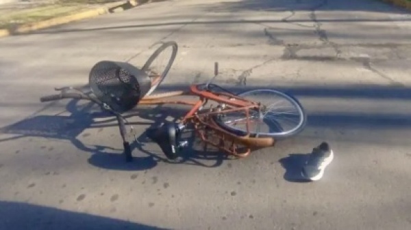 Muri&oacute; una mujer de 65 a&ntilde;os tras un grave accidente entre una bicicleta y una camioneta en City Bell