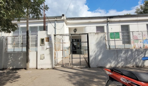 Una mam&aacute; denunci&oacute; que varias escuelas de Melchor Romero se quedaron sin agua y suspendieron las clases