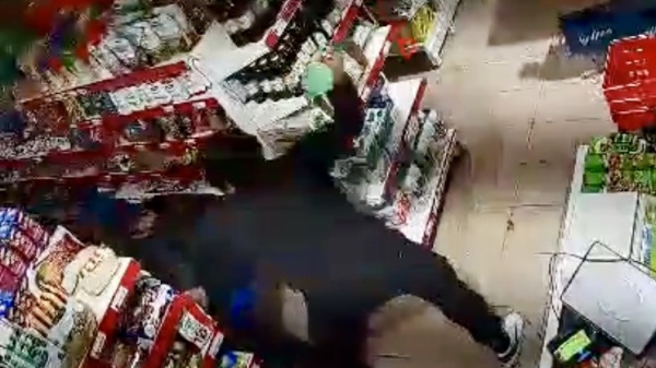 Terror en La Plata: delincuentes usaron a un nene de 8 a&ntilde;os como escudo humano en un robo y terminaron golpeados por vecinos