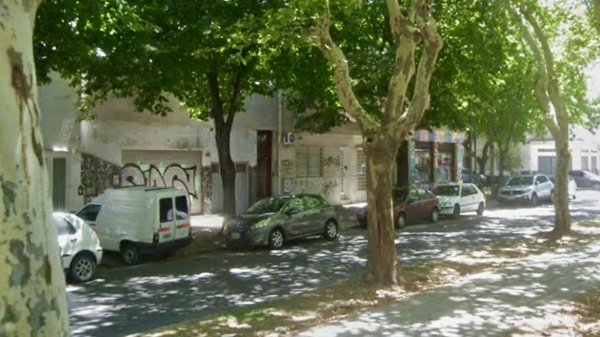 Dos delincuentes armados asaltaron un local de ropa en La Plata y encerraron al empleado en el ba&ntilde;o