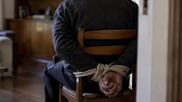 Violenta entradera en La Plata: tres delincuentes ataron a un jubilado de 76 a&ntilde;os y le robaron hasta la jubilaci&oacute;n