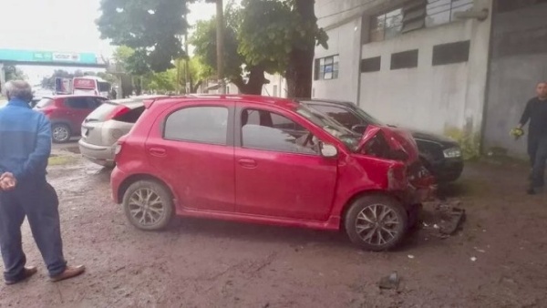 Una mujer de 81 a&ntilde;os perdi&oacute; el control de su auto y termin&oacute; chocando varios veh&iacute;culos en una dependencia policial de La Plata