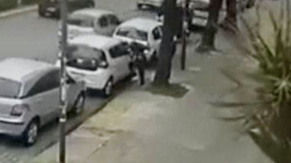 Le robaron el auto en el centro de La Plata y usaron sus tarjetas para comprar hamburguesas