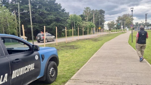 Preocupaci&oacute;n en City Bell por la instalaci&oacute;n de postes y cercos en una calle sin explicaciones del Municipio