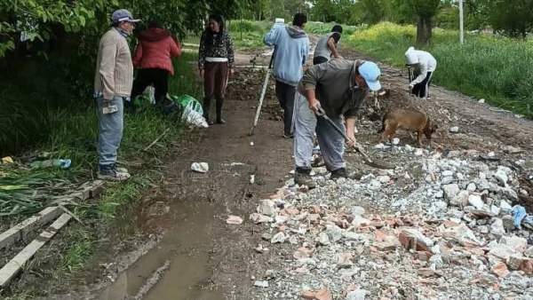 Vecinos de La Plata se cansaron de esperar al Municipio y arreglaron la calle con sus propias manos
