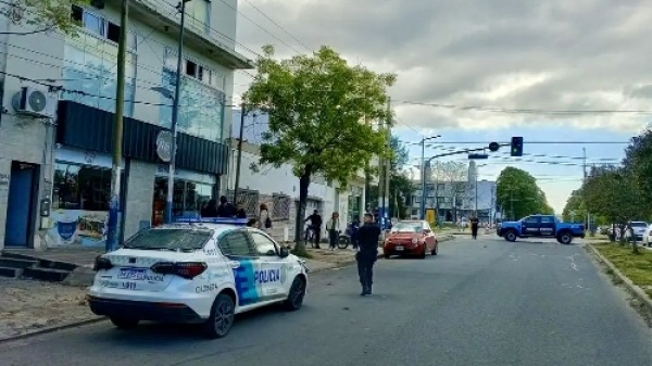 Violento enfrentamiento en La Plata: piedrazos y disparos frente a un supermercado terminaron con una fuga en moto