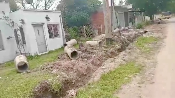 Pol&eacute;mica en La Plata: denuncian que un vecino rompi&oacute; ca&ntilde;os y dej&oacute; una calle destrozada