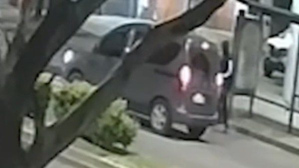 &ldquo;Bajate porque te mato&rdquo;: fren&oacute; en un sem&aacute;foro de La Plata y dos delincuentes armados le robaron la camioneta