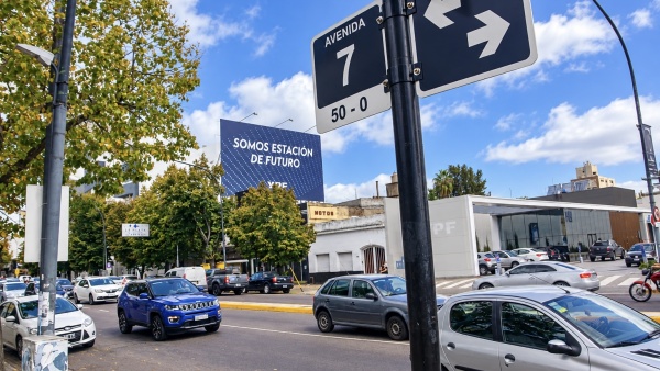Cambian las reglas de tr&aacute;nsito en La Plata: qui&eacute;n tiene prioridad de paso en las esquinas y cu&aacute;les son las excepciones