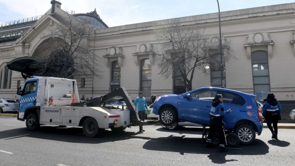 Remiseros se metieron en la pelea con choferes de aplicaciones en La Plata: &ldquo;Que se inscriban como remises y pueden trabajar&rdquo;