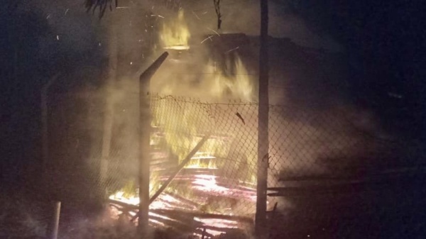 Voraz incendio en una maderera de La Plata: dos personas escaparon de las llamas y una embarazada inhal&oacute; humo