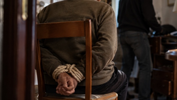 Brutal asalto a un hombre de 75 a&ntilde;os en pleno centro de La Plata: lo golpearon, ataron y amenazaron con un cuchillo