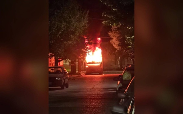 Se incendi&oacute; un cami&oacute;n de transporte de caballos en Tolosa y los bomberos investigan el origen del fuego