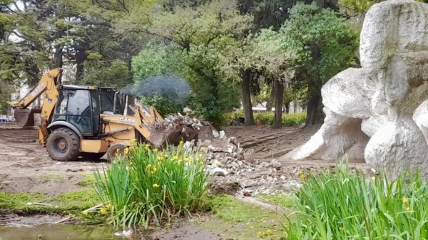 Ambientalistas denuncian la demolici&oacute;n de grutas hist&oacute;ricas y monumentos en el Paseo del Bosque de La Plata