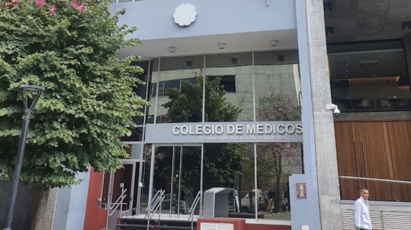 El Colegio de M&eacute;dicos respald&oacute; el reclamo de los residentes en La Plata y exigi&oacute; mejores salarios