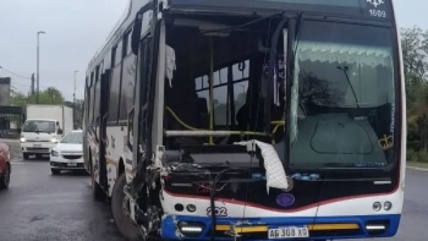 Tremendo choque entre un micro y un cami&oacute;n en La Plata provoc&oacute; demoras en Camino Centenario