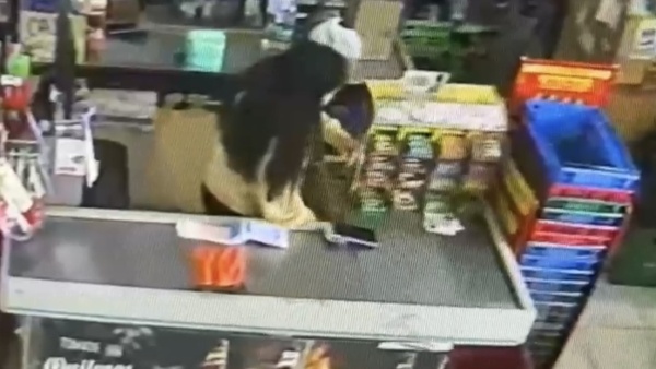 Denuncian a una cajera por robar una fortuna con un QR falso en un supermercado de La Plata
