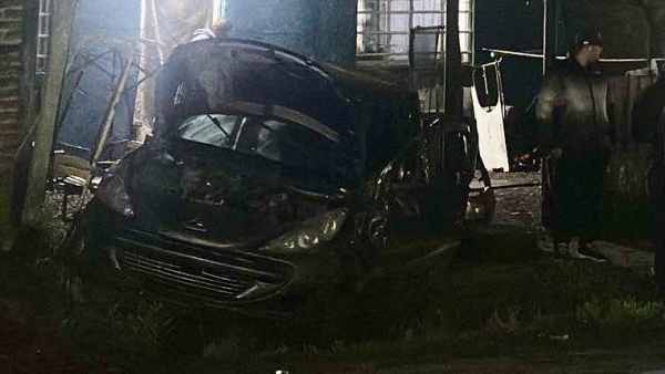 Brutal choque y vuelco en La Plata: cuatro menores viajaban en un auto, uno fue detenido y tres escaparon
