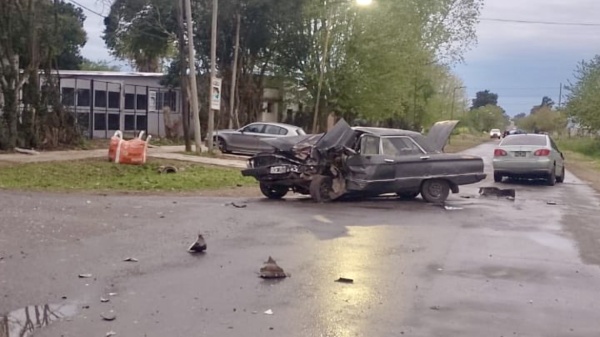 Violento choque en La Plata dej&oacute; tres heridos y dos autos con importantes da&ntilde;os