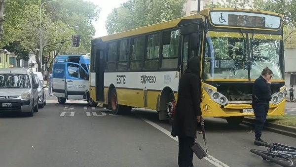 Conmoci&oacute;n en La Plata: un micro atropell&oacute; a un adolescente de 15 a&ntilde;os que circulaba en bicicleta y muri&oacute;