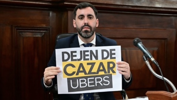 Taxistas de La Plata pidieron declarar persona no grata a un concejal por su apoyo a las aplicaciones