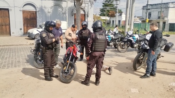 Escap&oacute; de la Polic&iacute;a en moto, cruz&oacute; las v&iacute;as con la barrera baja y atropell&oacute; a un efectivo en La Plata