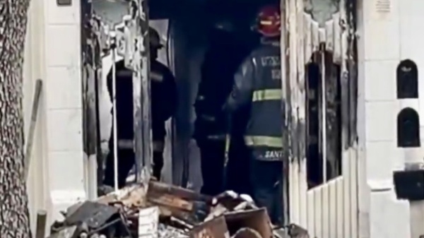 Se incendi&oacute; una casa en La Plata a metros de una comisar&iacute;a y los vecinos revelaron un antecedente preocupante