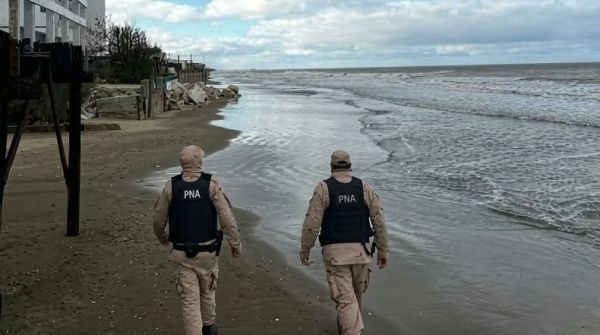 Tr&aacute;gico final para uno de los kayakistas desaparecidos en Santa Teresita: encontraron su cuerpo en una playa