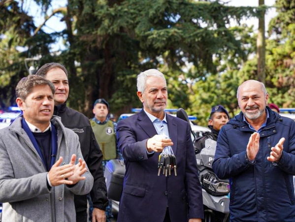 Alak y Kicillof encabezaron la entrega de patrulleros para fortalecer la seguridad en La Plata