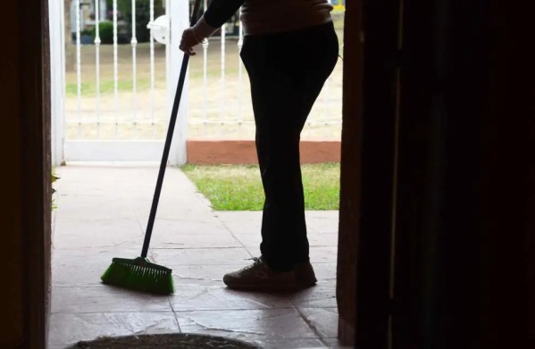 El personal doméstico recibirá un aumento salarial del 36% en tres tramos