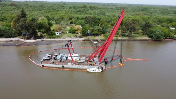 Cómo se realiza el reflotamiento del Remolcador RUA II hundido en el Puerto de La Plata