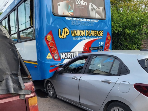 Impresionante choque en Gonnet entre un auto y un colectivo de la empresa Unión Platense