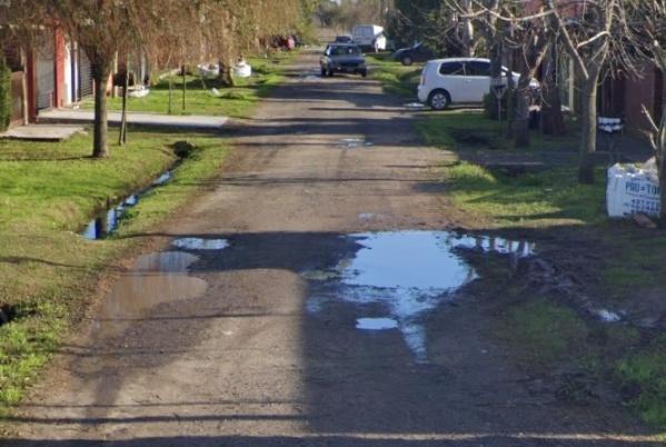 “No se puede pasar”: en Melchor Romero, los vecinos se quejan por el estado de una calle