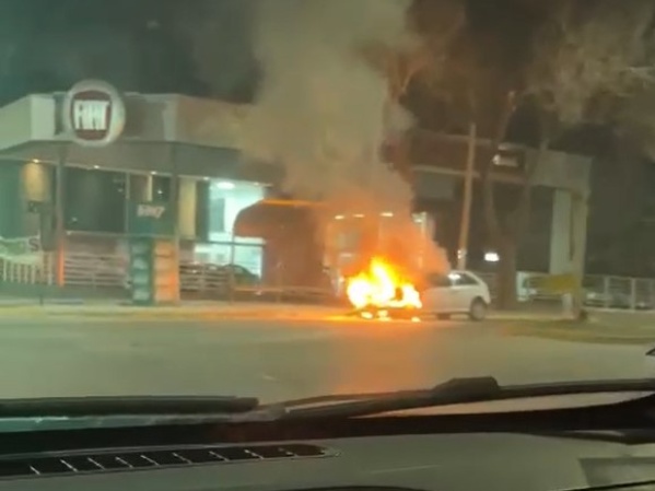 Tensión por un brutal incendio en La Plata: un auto ardió en llamas
