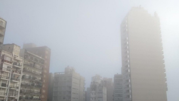 Una densa niebla azota a la región y alertan por baja visibilidad