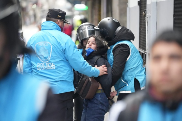 Detienen a dos fotógrafas platenses durante la protesta de jubilados en el Congreso