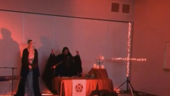 Por error, un noticiero transmitió un ritual satánico en vivo